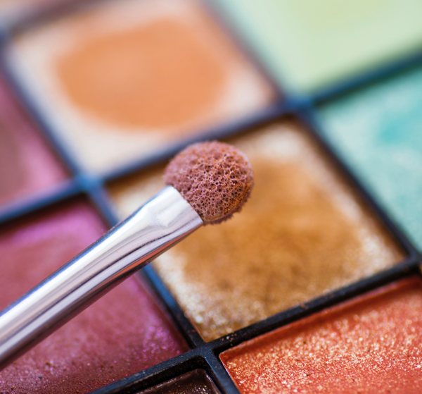 A mica powder makeup palette featuring a variety of different colors.